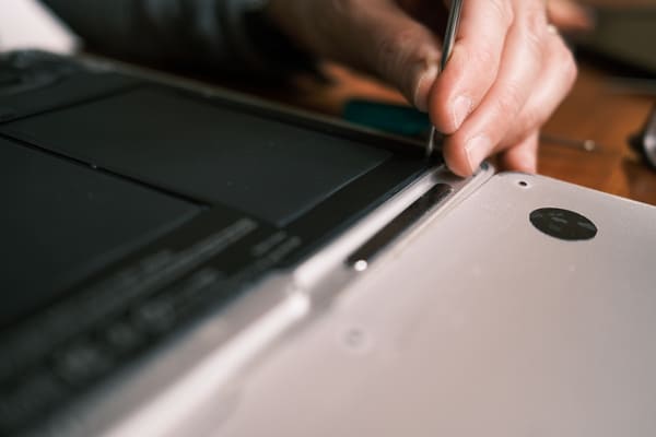 naprawa laptopa na własną rękę czy w serwisie komputerowym